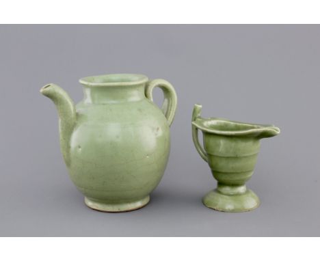 A Ming dynasty celadon glazed jug, 16/17th C. together with a helmet-shaped export porcelain jug, ca. 1780-1800 H.: 15,5 cm C