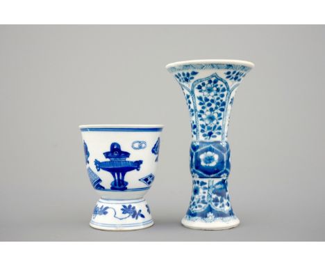 A small blue and white Chinese porcelain vase and a blue and white wine cup, Kangxi, ca. 1700 H.: 13 cm (the vase) Condition 