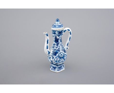 A blue and white Chinese porcelain jug with cover for the Islamic market, Kangxi, ca. 1700 H.: 17 cm Condition reports and hi