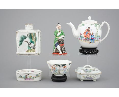 A mixed lot of Chinese porcelain, 19/20th C.: a fine teapot, a Tongzhi bowl, a tea caddy, a figure and two boxes H.: 15 cm (t