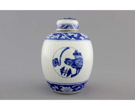 A blue and white Chinese porcelain ribbled ginger jar and cover, Kangxi, ca. 1700 H.: 15 cm     Condition: The cover complete