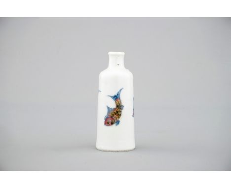 A Chinese blue and underglaze red porcelain snuff bottle with fish, 18/19th C. H.: 7,5 cm     Yongzheng mark. Condition repor