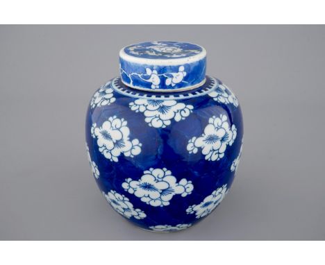 A blue and white Chinese porcelain ginger jar and cover, Kangxi, ca. 1700 H.: 23,5 cm  Condition: The lid possibly associated