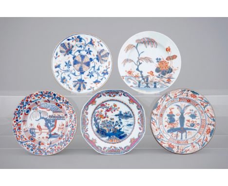 A set of five Chinese Imari porcelain plates, Kangxi and Qianlong, 18th C. Dia.: 23 cm Condition reports and high resolution 