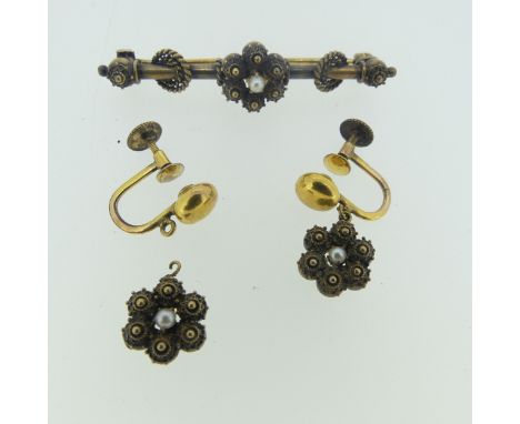 An Etruscan style Bar Brooch, set central seed pearl, 4.5cm long, together with a pair of screw fitting corresponding earring