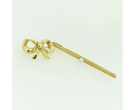 A 14ct yellow gold bow Brooch, 2.5cm long, together with a 14ct bar brooch, the centre set cultured pearl, approx total weigh