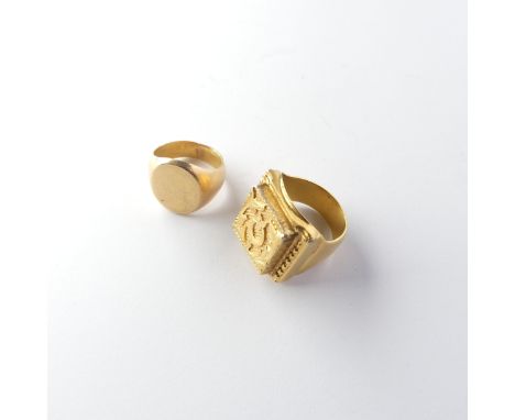 An unmarked gold Signet Ring, with plain oval front, Size M, tests as 18ct, together with a circular link chain, unmarked, te