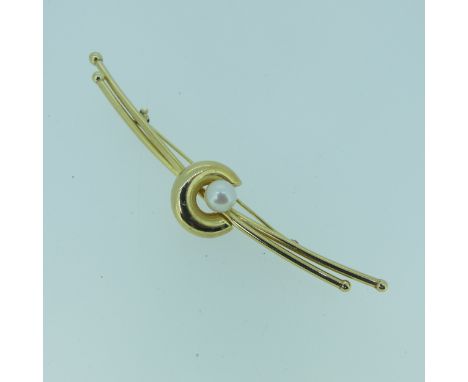 A 9ct yellow gold Bar Brooch, set central cultured pearl, 9cm long, approx total weight 5.1g. 