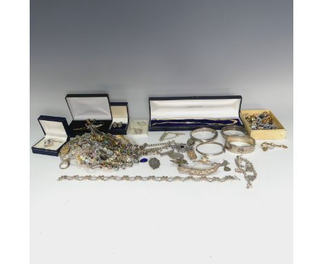 A quantity of Jewellery and Costume Jewellery, including an 18ct gold trace chain, 2.5g, two 9ct gold chains and damaged 9ct 