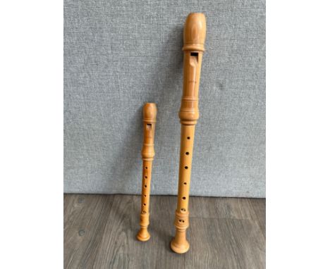 A Moeck treble recorder and descant recorder (Friedrich von Huene after Rottenburgh) circa 1980s (2) 