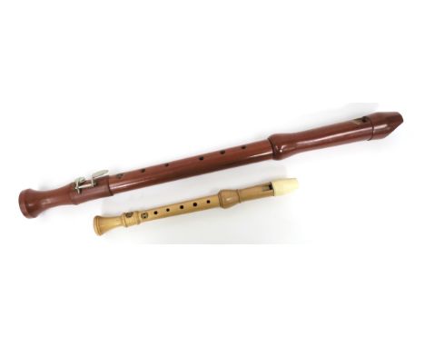 A Schott Baroque descant recorder in wood and a Schott Baroque tenor recorder in wood (2) 