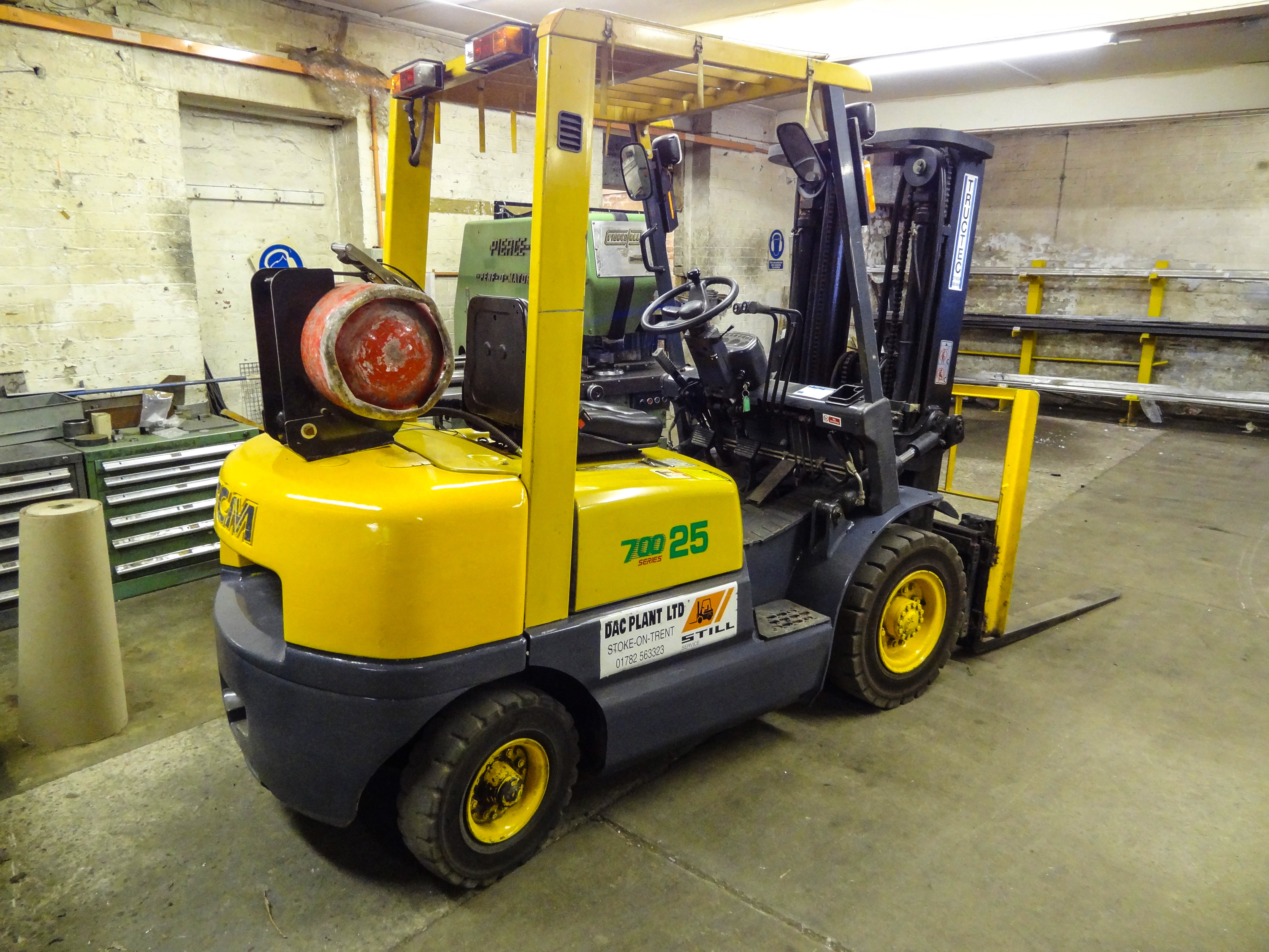 Lot 23 - TCM SERIES 700 25 2500kg LPG FORKLIFT TRUCK, year of manufacture 1998
