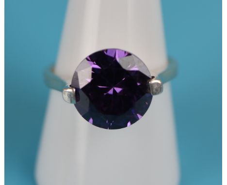Silver amethyst set ring