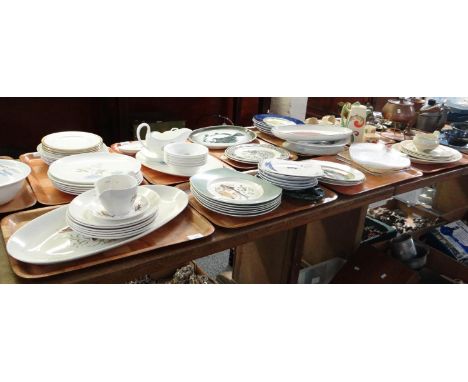 Four trays of fish design items to include: Crown Devon Fieldings 'Karen' design oval platter, plates and sauce boat on stand