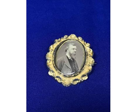 VICTORIAN PORTRAIT PHOTOGRAPH BROOCH