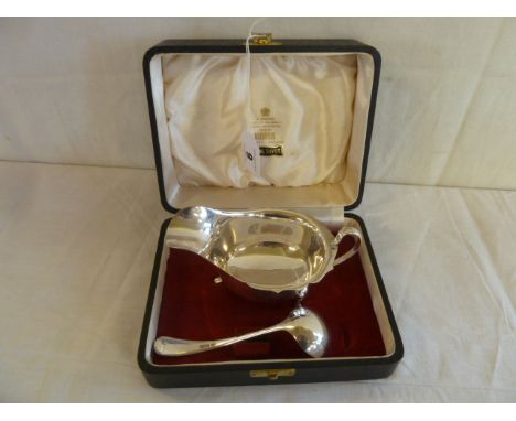 Cased silver sauce boat and ladle - Viners Sheffield 1962