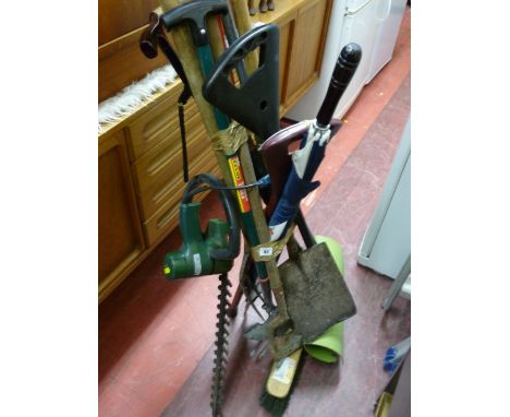 Parcel of long handled garden tools etc