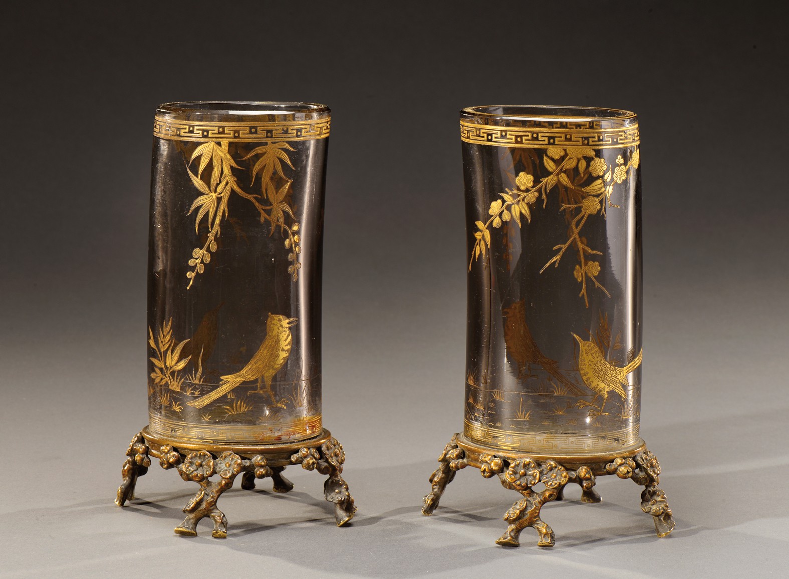 MAISON BACCARAT Paire de vases en verre légèrement teinté noir à corps