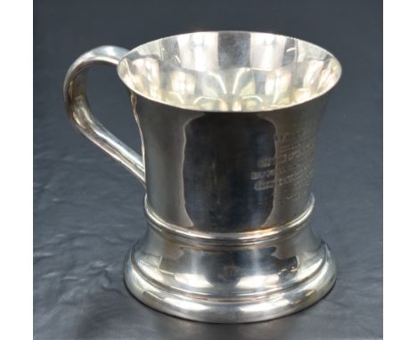 A George V silver tankard, of traditional form having a slightly flared rim, c-curve handle, personalised inscription 'Presen