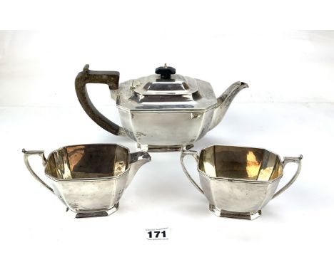 3 piece silver tea set comprising teapot, sugar bowl and cream jug, total w: 34.8 ozt