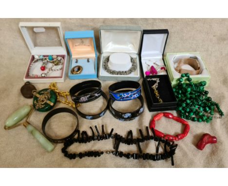 A collection of costume jewellery, some boxed to include malachite necklaces, a set of earrings and ring with pink agate ston