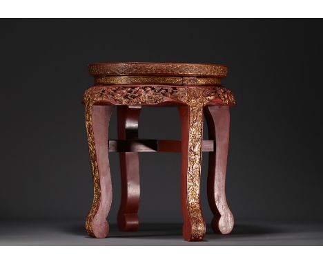 China - Small red and gold lacquer side table with carved figures and floral motifs, late 19th century. - Weight: 6.83 kg - S