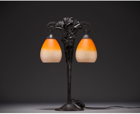 Charles SCHNEIDER (1881-1953) - Shaded glass table lamp, wrought iron base decorated with Ginkgo biloba. - Weight: 2.43 kg - 