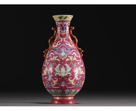 China - Famille rose porcelain wall vase on a ruby background, Qianlong mark. - Weight: 250 g - Shipping available - Region: 