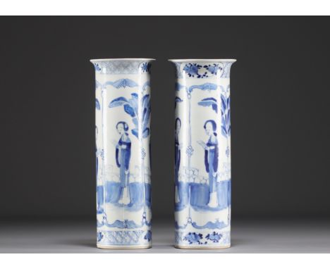 China - Pair of blue and white porcelain vases decorated with ladies and bats, Kanjxi mark, 19th century. - Weight: 2.08 kg -