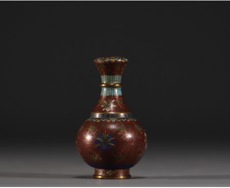 China - Small cloisonne enamel vase, signature under the piece. A small ding on the think and on the rim. - Weight: 105 g - S