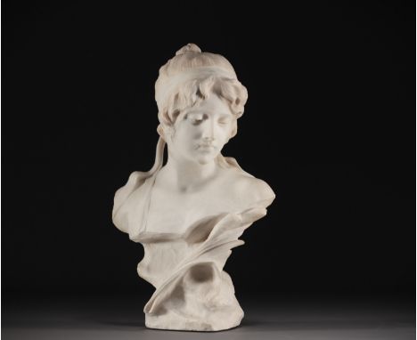 Art Nouveau bust of a young woman in white marble, hair slightly tinted, circa 1900. - Weight: 11.60 kg - Shipping unavailabl