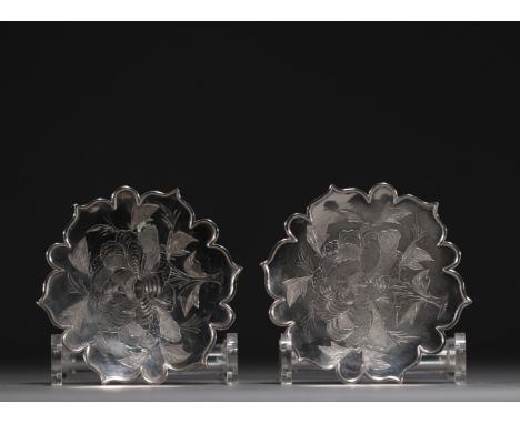 China - Pair of solid silver trays in the shape of leaves, early 20th century, debossed mark under the pieces. - Weight: 170 