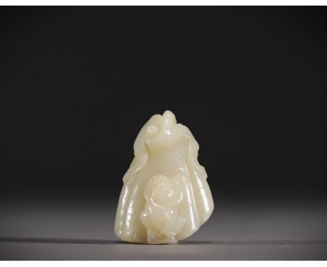 China - White jade pendant in the shape of a fruit surmounted by a young child. - Weight: 115 g - Shipping available - Region