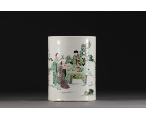 China - Green family porcelain brush pot decorated with figures and landscapes, Kangxi. - Weight: 1.03 kg - Shipping availabl