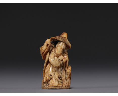 Japan - Netsuke, bone figure, 18th century. - Weight: 22 g - Shipping available - Region: Japon - Sizes: H 48 MM X L 28 MM - 
