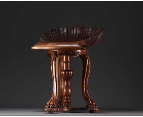 Venetian "Grotto" pianist's or harpist's chair in carved walnut representing a shell on a tripod base. 19th century. - Weight