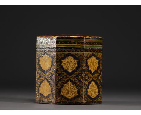 Persia - Lacquered and painted wood tea caddy, Qajar art, 19th century. - Weight: 435 g - Shipping available - Region: Perse 