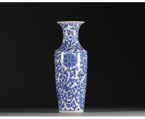 China - A white-blue porcelain baluster vase decorated with lotus flowers, double circle mark, Qing period. - Weight: 930 g -