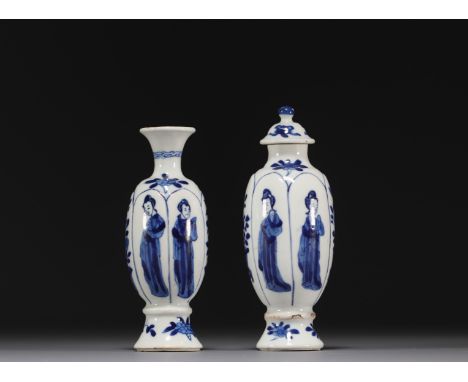 China - Pair of small vases in white-blue porcelain with women, Kangxi period. (one lid is missing) - Weight: 300 g - Shippin