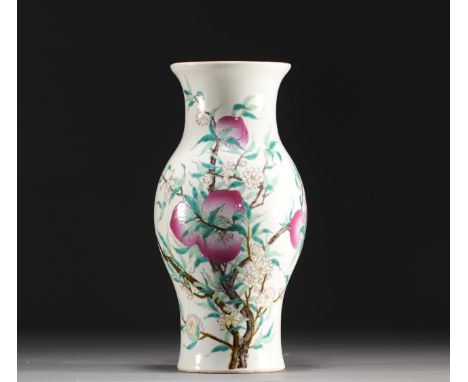 China - Porcelain vase with nine peaches design, famille rose, Qing period. - Weight: 2.86 kg - Shipping available - Region: 