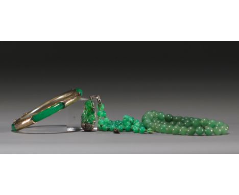 China - Set consisting of a necklace and a bracelet in green jade. - Weight: 90 g - Shipping available - Region: Chine - Size