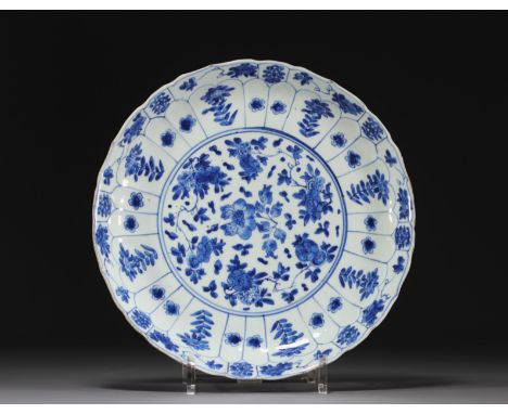 China - White-blue porcelain plate, floral design, Kangxi period and brand. - Weight: 360 g - Shipping available - Region: Ch