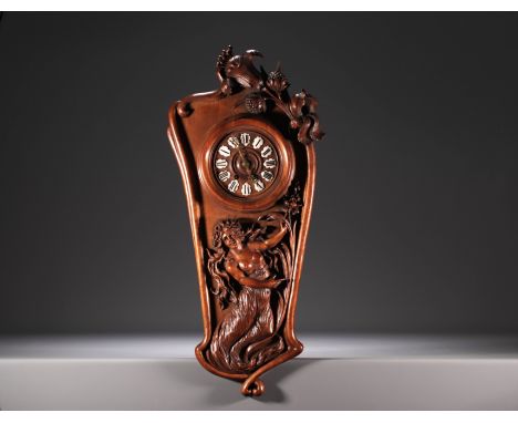 Art Nouveau clock in carved walnut with a half-dressed lady and floral decoration, enamel numerals, circa 1900. - Weight: 5.8
