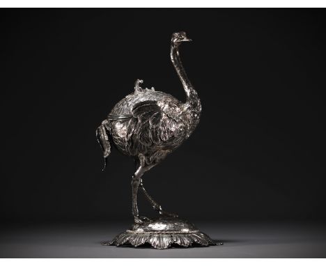 Imposing covered cup representing an ostrich with plumage of rare quality, oval base representing a rock on guilloche palm le