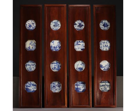 Suite of four panels decorated with sixteen blue-white Chinese porcelains, Ming and Kangxi period, 18th century. - Weight: 13