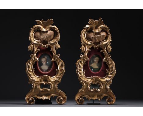 A pair of carved and gilt wood frames, one containing a miniature painting of a lady's portrait, 19th century. - Weight: 610 