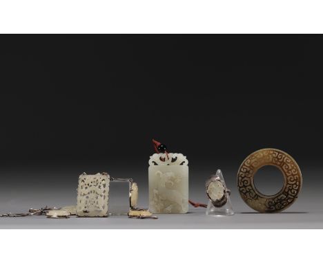 China - Set of various carved jade objects, a ring, a necklace (to be restored), a frog, a pendant plate and a ring. - Weight