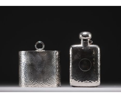 Set consisting of a silver tea flask and box, various hallmarks. - Weight: 330 g - Shipping available - Sizes: H 120MM X L 65