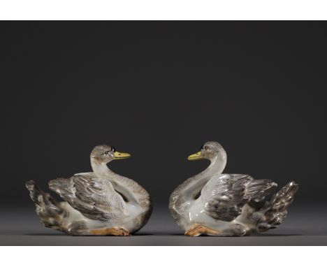 Meissen - Couple of young Swans in porcelain, crossed swords mark under the piece. - Weight: 350 g - Shipping unavailable - R