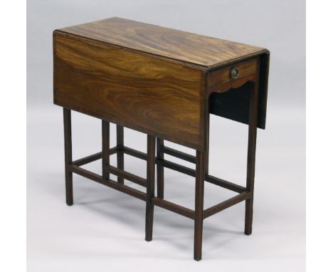 A VERY GOOD GEORGE III MAHOGANY DROP FLAP TABLE with cross banded top, single end drawer, gate leg action on square reeded le